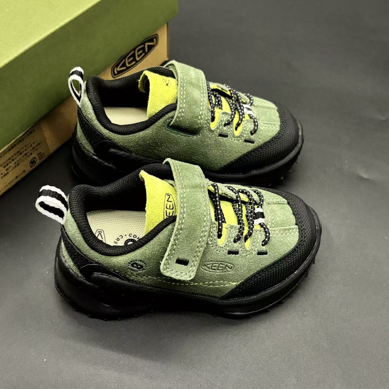Children's shoes child